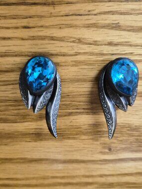 VTG Victorian‑Inspired Clip‑On Earrings Metallic‑Look Finish Turquoise Stones